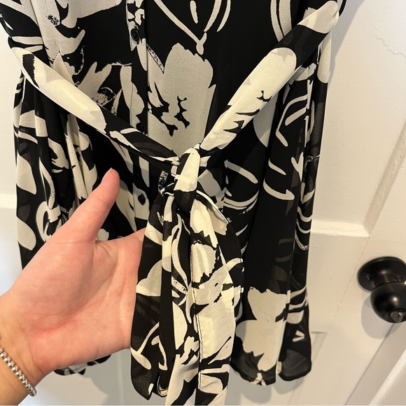 Dynamite Leina Dress - Picture 7 of 11